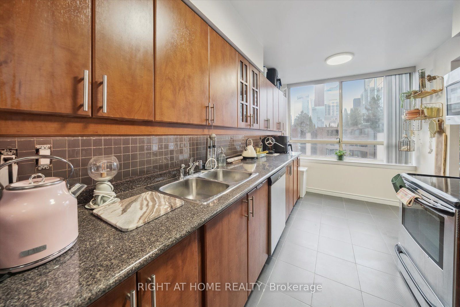 633 Bay St 1407