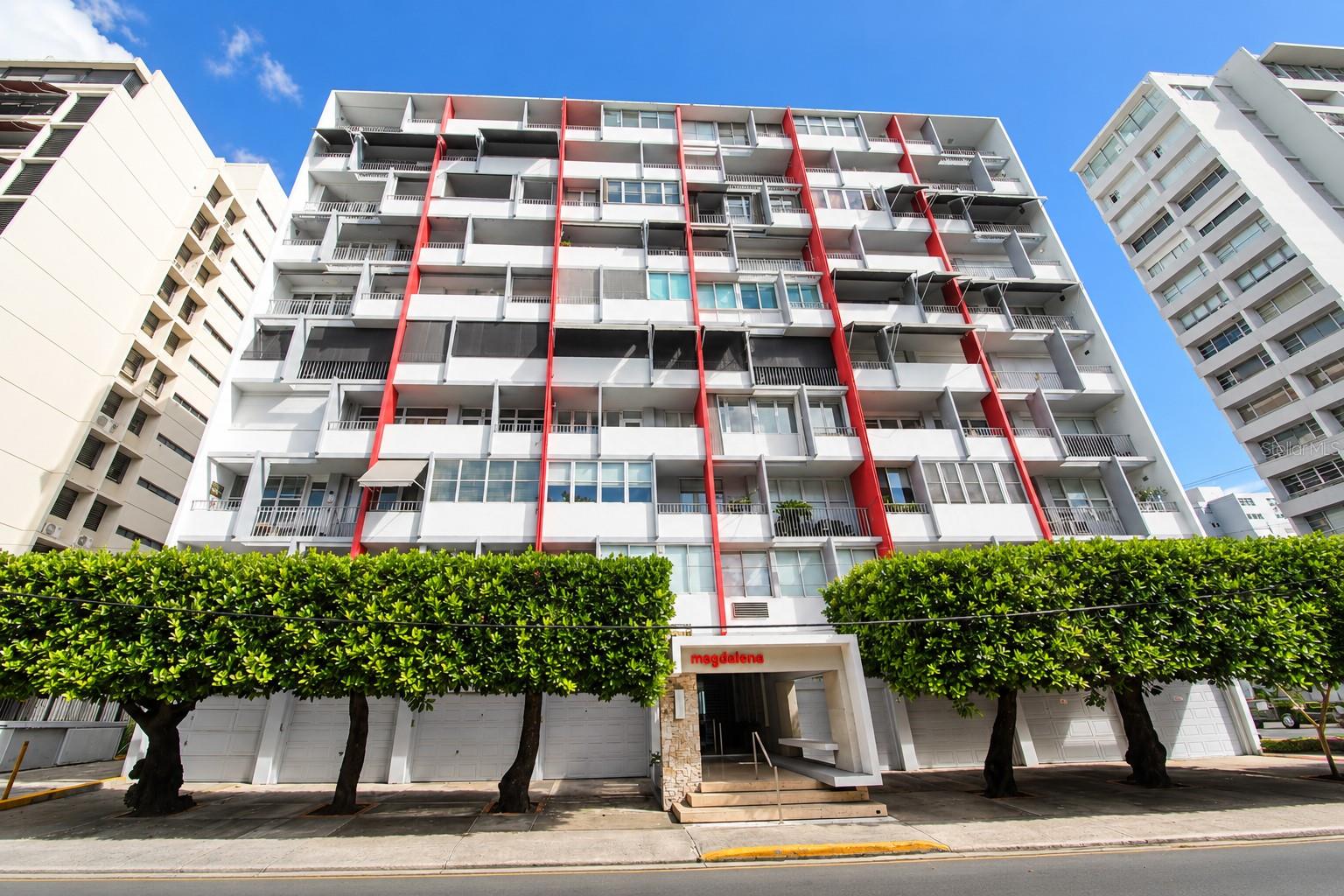 Enjoy living in one of the most privileged areas of Condado, where comfort, location, and lifestyle come together. Situated on Avenida Magdalena—just about a block from the beach and near the San Juan Marriott Resort & Stellaris Casino—this apartment puts restaurants, cafés, supermarkets, gyms, and a variety of other services just steps from your front door.Property features:Approximately 1,217 square feet1 bedroom (with the potential to be converted into 2)2 full bathroomsSpacious living and dining areaKitchenBalcony1 parking spaceLocated on the third floorThe layout and generous size offer the flexibility to adapt the space to suit your needs.An excellent choice for those looking to establish a residence in Condado, enjoy proximity to the beach, and take advantage of the convenience of having everything within reach—without the constant need for a vehicle.