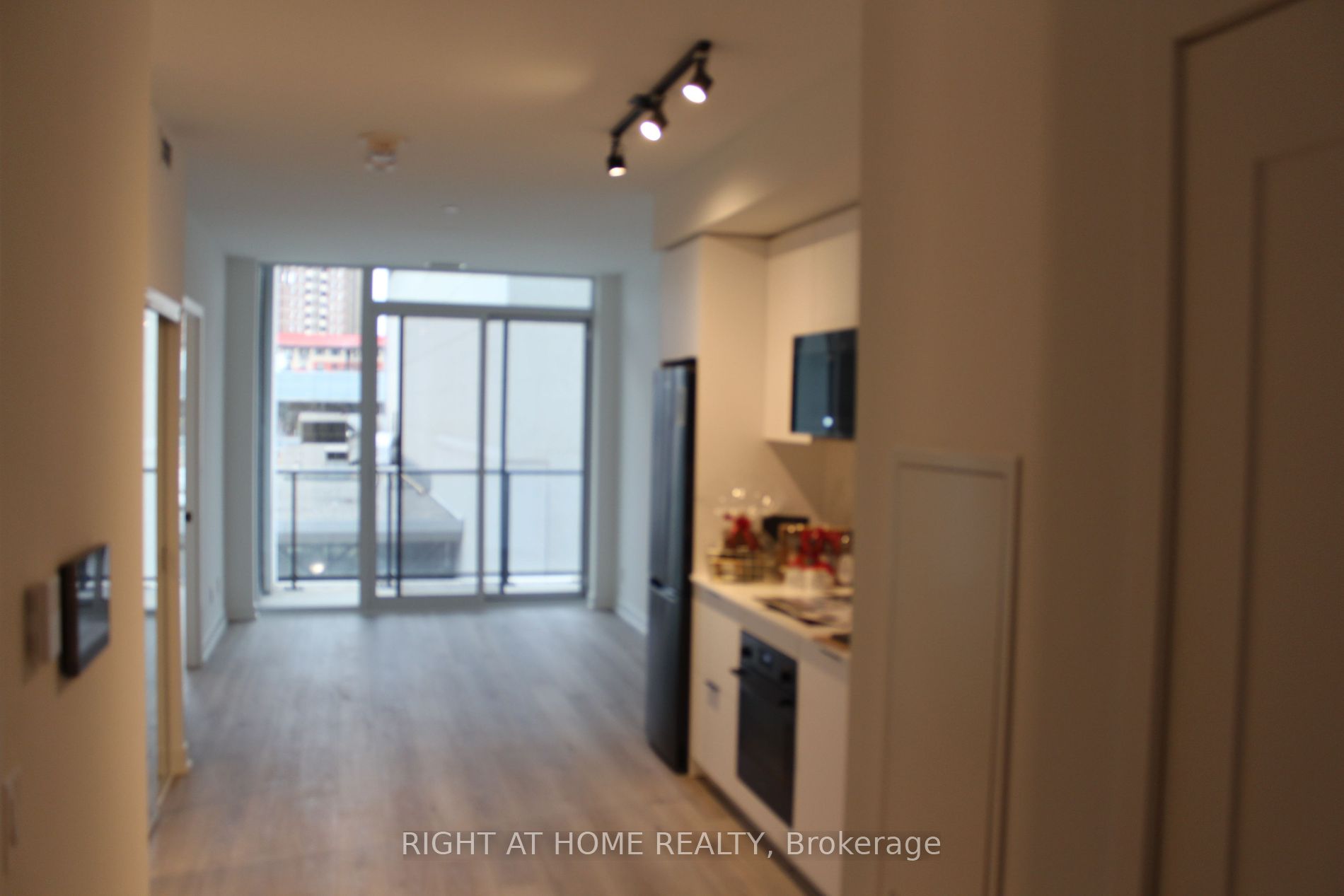 5 Defries St 422