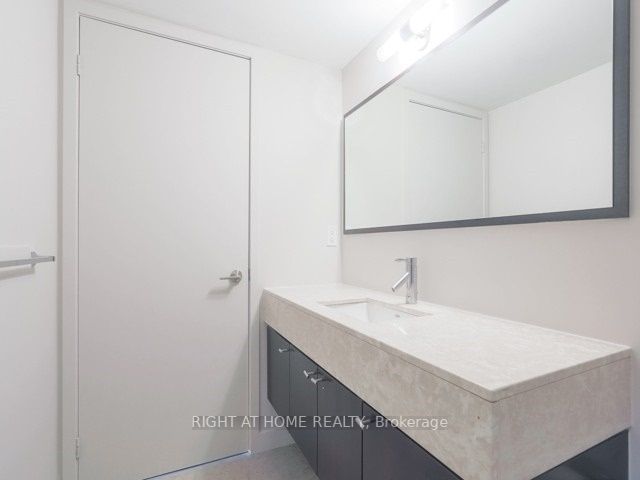 126 Simcoe St 3105