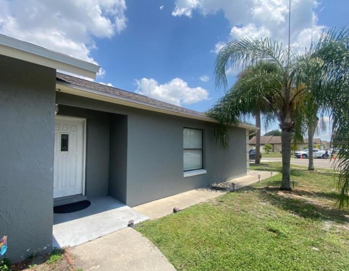 Discover this beautiful three bedroom, one bathroom home located in the best area of Hunters Creek, known for its excellent schools and outstanding community environment.
The property features a spacious living room with high ceilings, creating a bright and open atmosphere. The kitchen is large and elegant, offering a clear view toward the living room perfect for an integrated and modern layout.

The bedrooms are generously sized, with wide and comfortable hallways that enhance the flow of the home. There is no carpet anywhere, the entire house features ceramic flooring, providing durability, easy maintenance, and a clean look.
A unique opportunity in one of Orlando’s most desirable locations. PETS welcome!
Easy application.  No credit required. 

Se habla Español