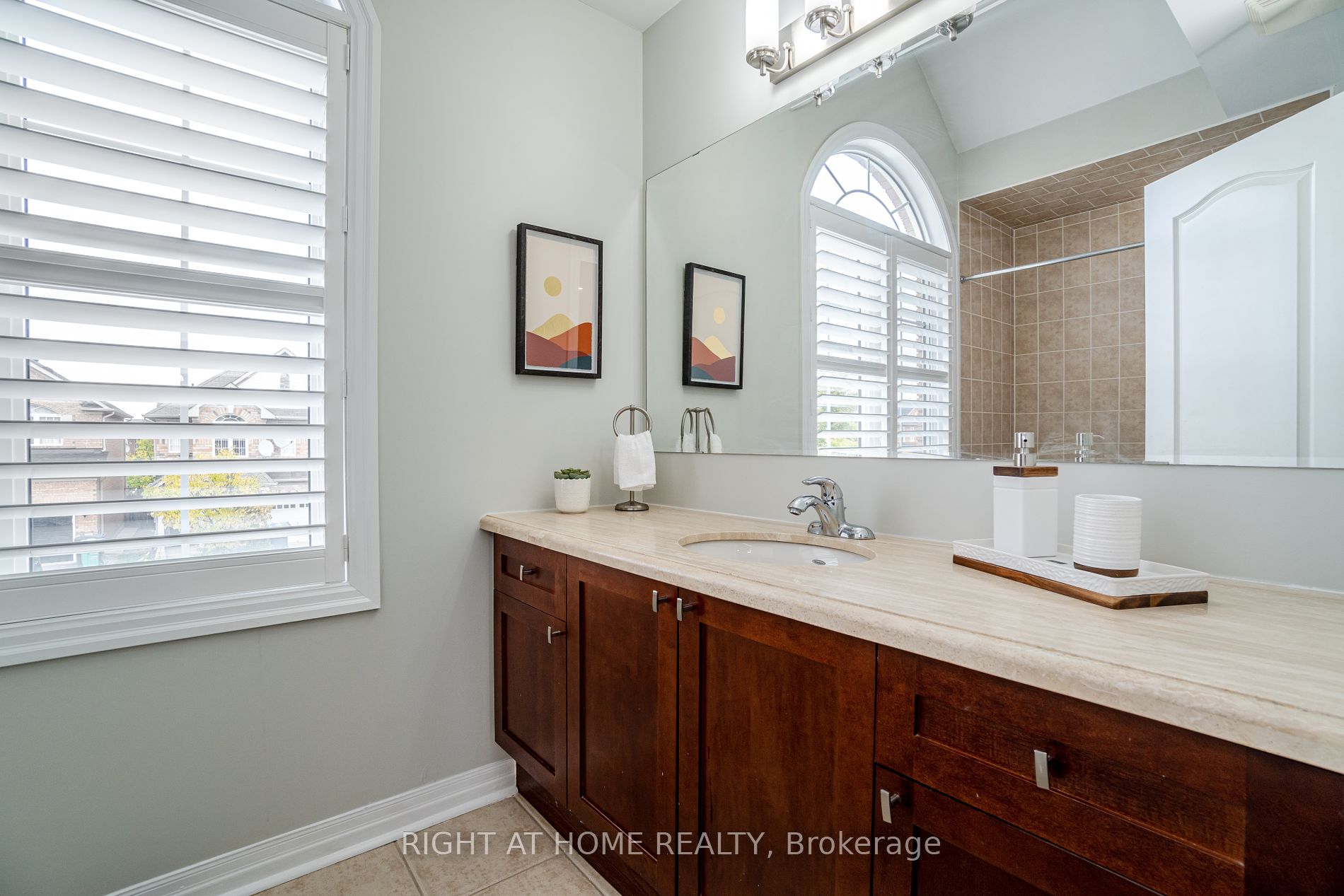 19 W Dehaviland Cres