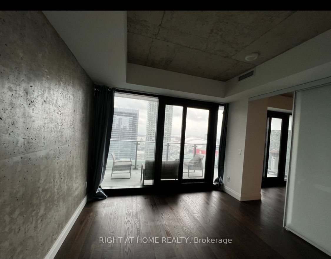 224 W King St 3105