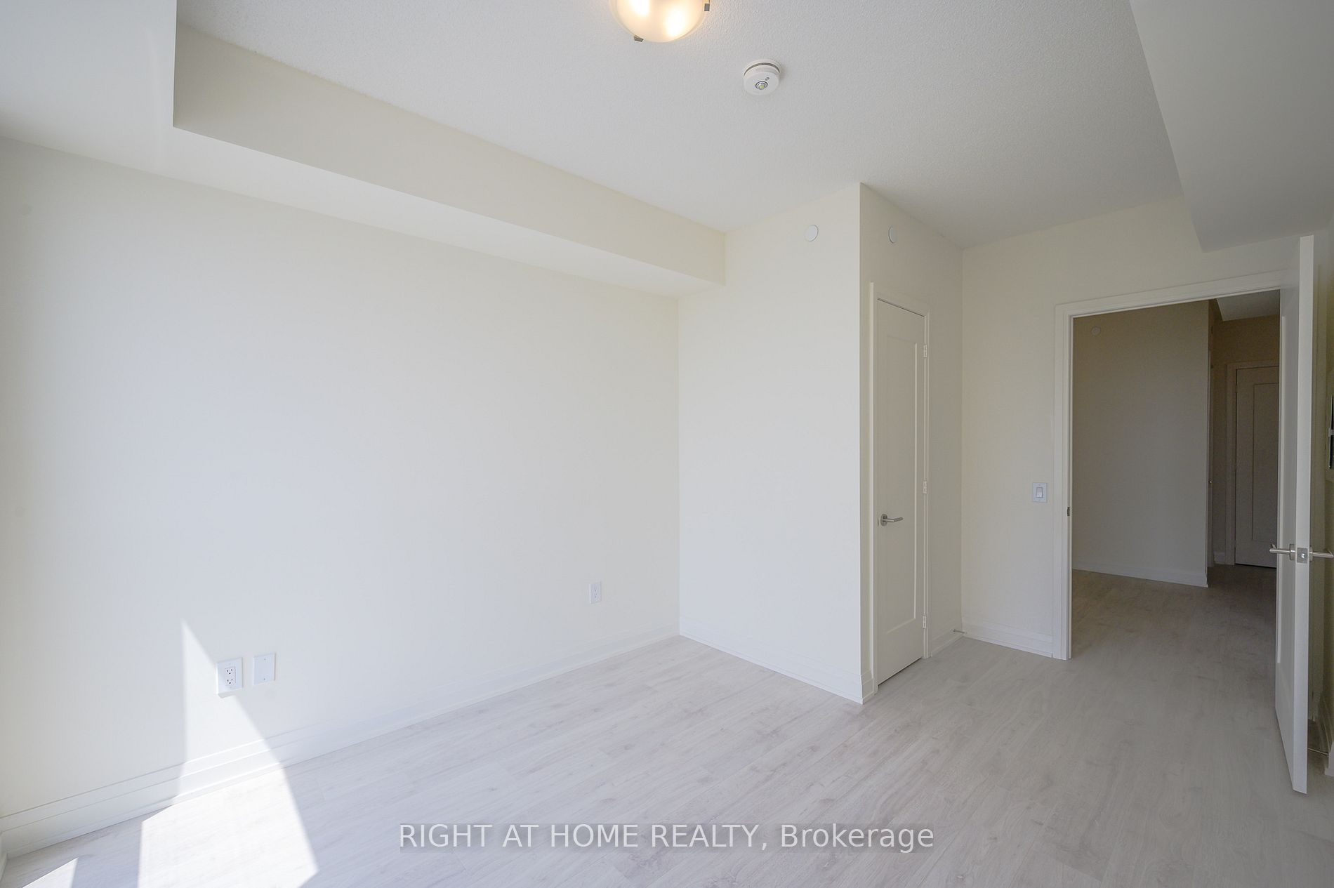 509 W Dundas St 605