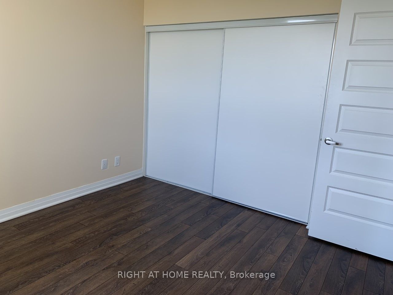 1105 E Leger Way 527