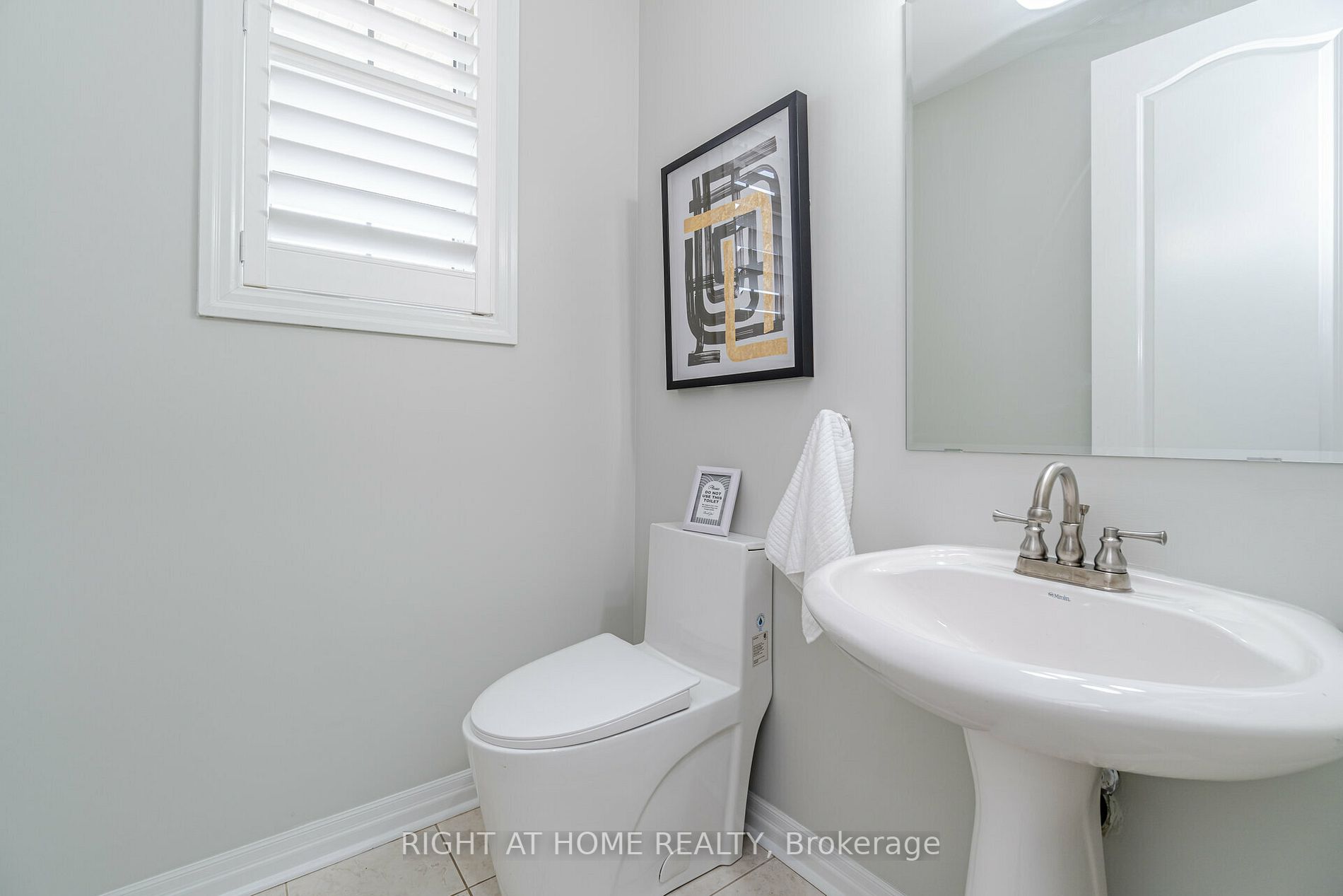 19 Dehaviland Cres
