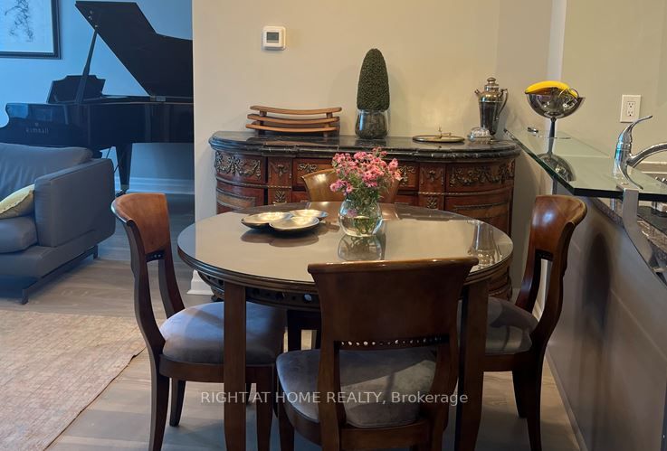 500 W Queens Quay 808W