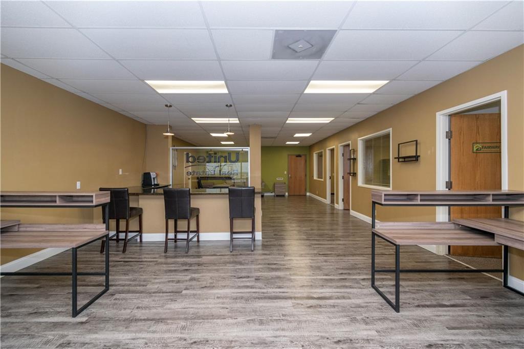 8320 N Oak - 222 Trafficway