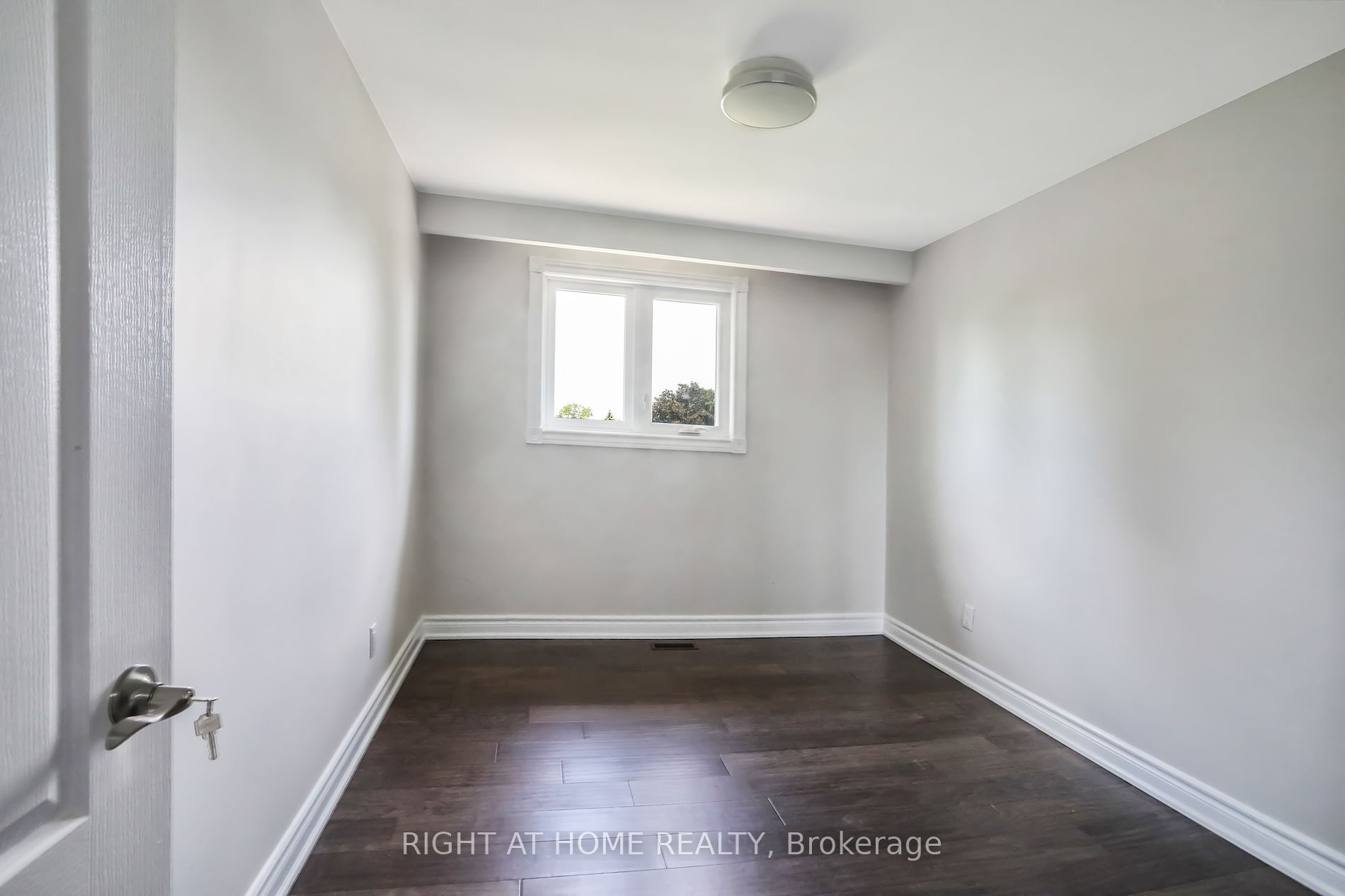 16 Kingsdown Dr Upper