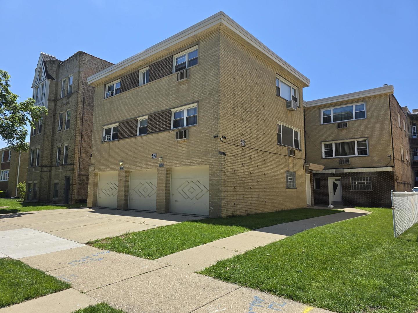 Walking distance to Skokie downtown, CTA train station, and daily live entertainment corridor at Oakton St. and Lincoln Ave. with short distance to major roads and interstates. 3rd floor 2-bedrooms, 1-bath with 1-parking space, featuring nice and large size of unit throughout. In building coin laundry room and storage space. Steps to shops, restaurants and everything. Rentable building.