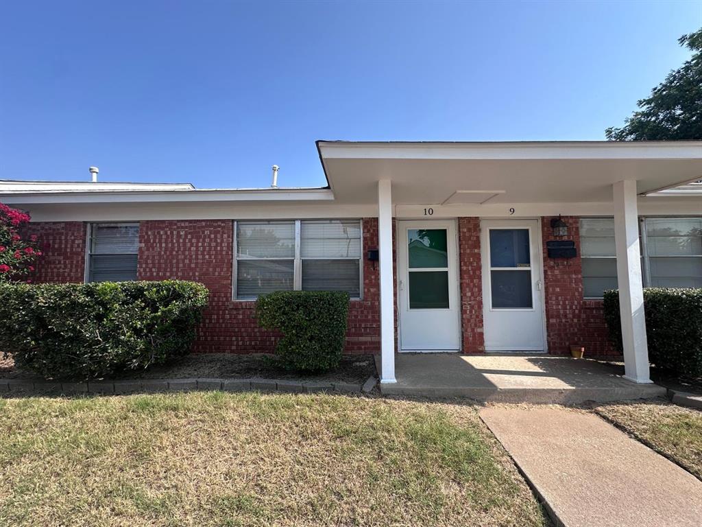 This duplex unit is just east of the University of Oklahoma intramural fields. The living area has vinyl flooring, built-in bookshelves, and a large window that lets in lots of natural light. There is access to the backyard through the kitchen. The kitchen has a refrigerator, stove, and dishwasher. A washer and dryer are provided. The two bedrooms have carpet and ceiling fans. The finishes and flooring could vary between each unit. This is a no-pets and non-smoking unit. The security deposit is $975. The new lease will go through May 31, 2027.