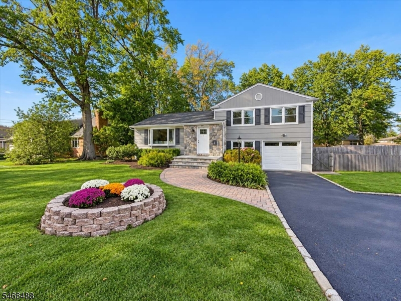 2 Buckingham Dr