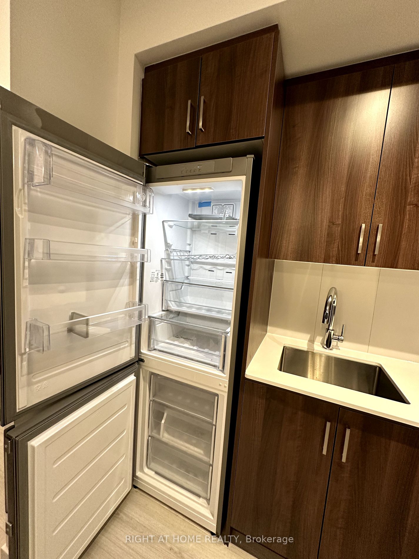 681 Yonge St 431