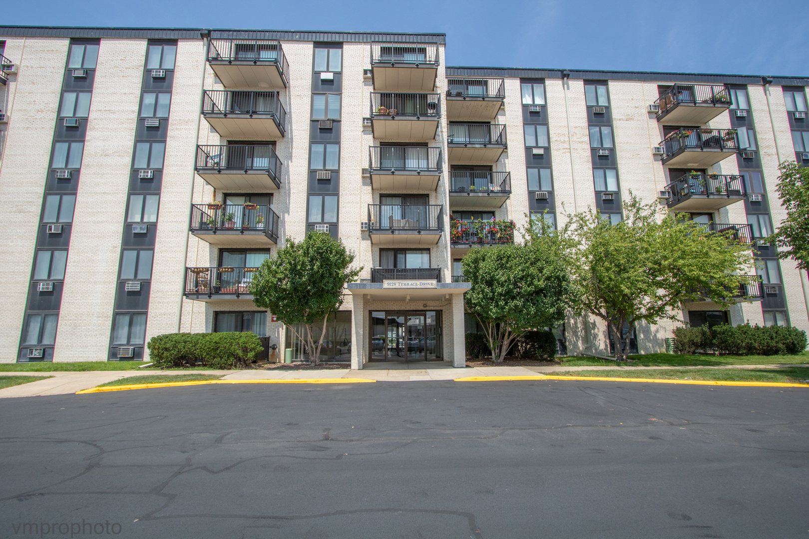 Beautifully Updated one of the Largest 1 Bedroom in the Corner unit in this Condo. Large Living Room with oversized door to Balcony. Master Bedroom with plenty of closet space. White cabinet w/granite countertop, ALL NEW stainless-steel appliances, New wood laminate floors. Laundry and Storage located on the same floor, Elevator and secured front entry, Ample outdoor Parking space. Manager on site. HOA include water, exterior maintenance, snow removal, scavenger, outdoor pool and club house with exercise room, party room, conference room. Easy access to major Highway and Public Transit, Shopping and Dining. Must be owner occupied 2 yrs prior to renting