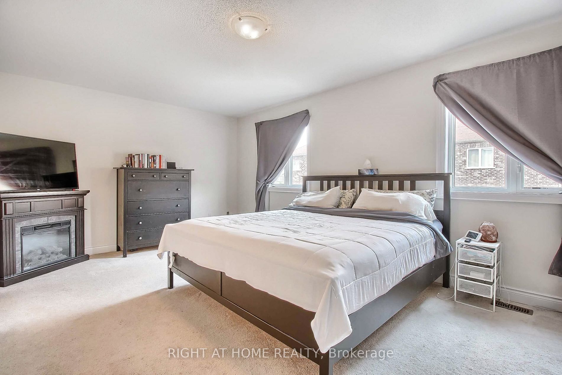 1143 Peelar Cres
