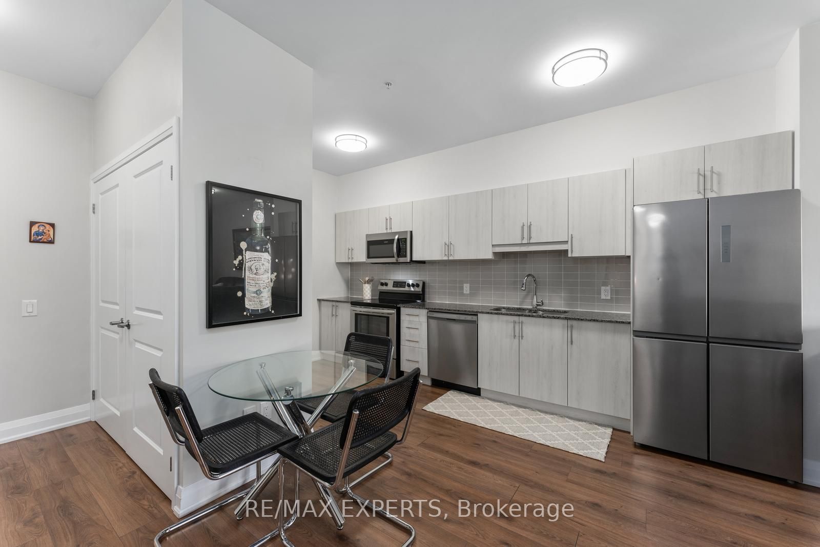 64 S Queen St 205