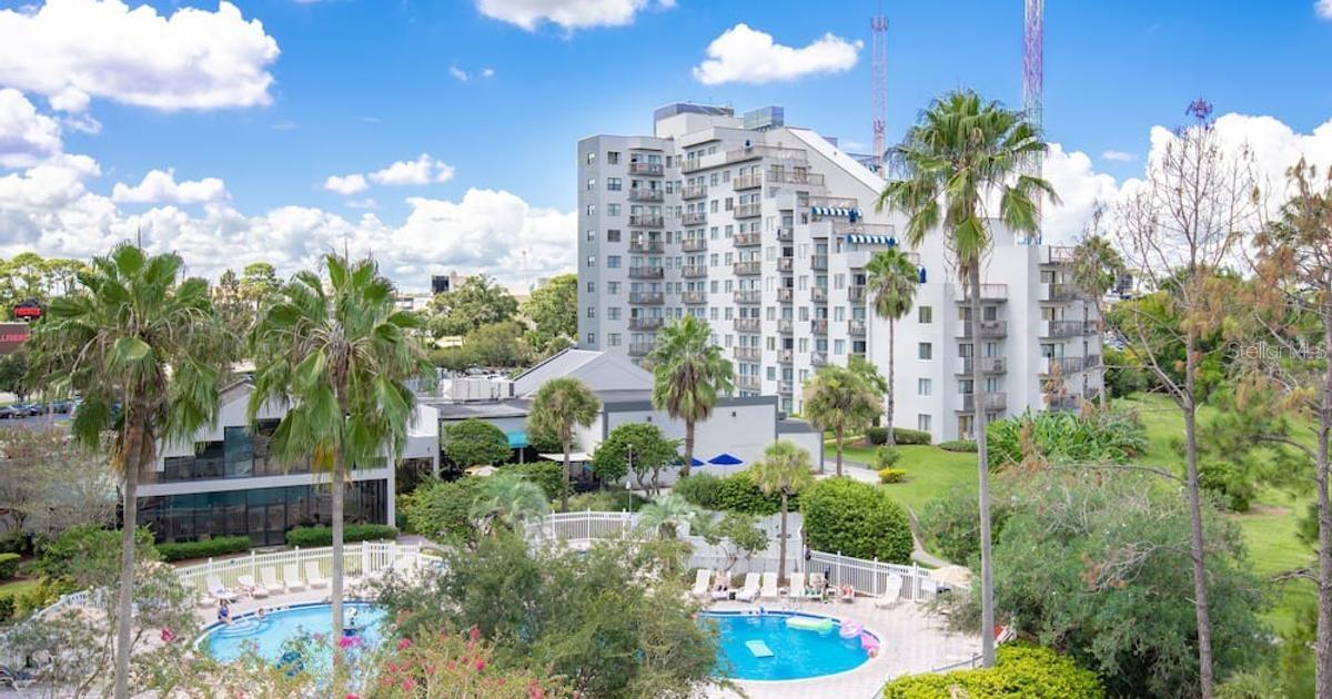 Fantastic chance to own this fully furnished lakeview condo/hotel in an unbeatable Orlando location! This turnkey unit is ideally situated near International Drive, SeaWorld, Universal, and the convention center—making it an ideal vacation home or rental investment. Owners can manage rentals themselves or utilize the on-site rental program. The Enclave offers a range of amenities, including two outdoor pools, two hot tubs, lighted tennis courts, an indoor pool, a fitness center, and a playground. Opportunities like this are rare, so act quickly before it’s gone!