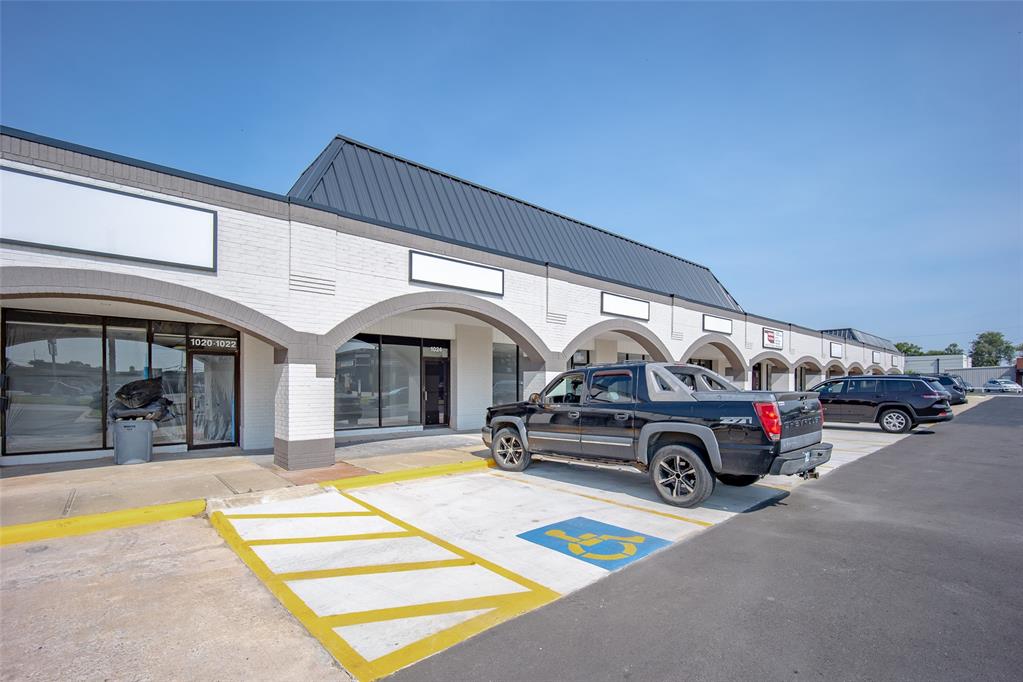 FOR LEASE! Located within the revitalized shopping center at 1010–1050 N Flood Ave in Norman, 1024 N Flood offers 800 SF ideal for retail or service-based use. Zoned C-2 and just two miles from I-35, the space features excellent visibility, convenient access, and exposure to over 4,300 households within a one-mile radius. The suite includes one restroom, a storage room, and washer/dryer hookups, and benefits from ample parking, prominent storefront signage, and strong traffic along one of Norman’s busiest corridors.