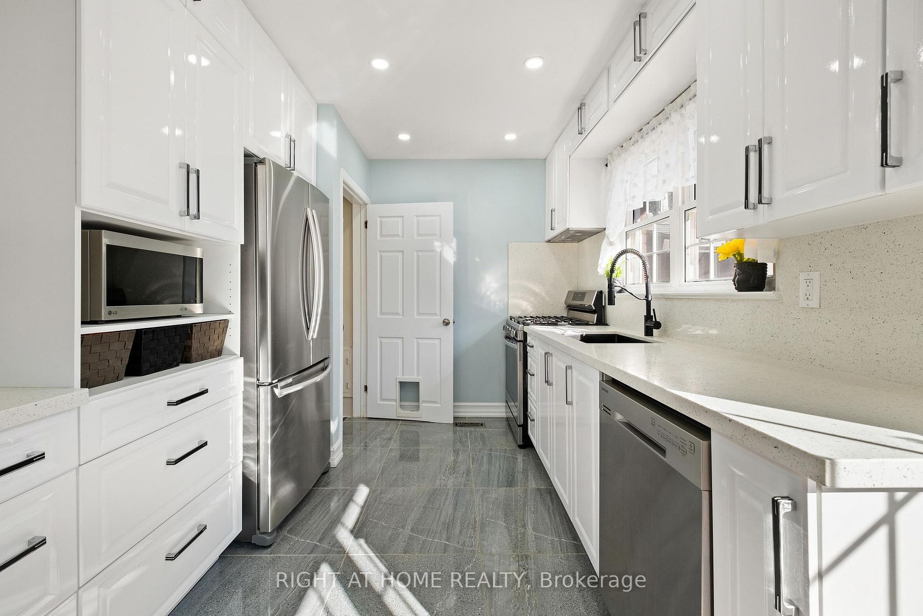 140 Meadowbrook Dr