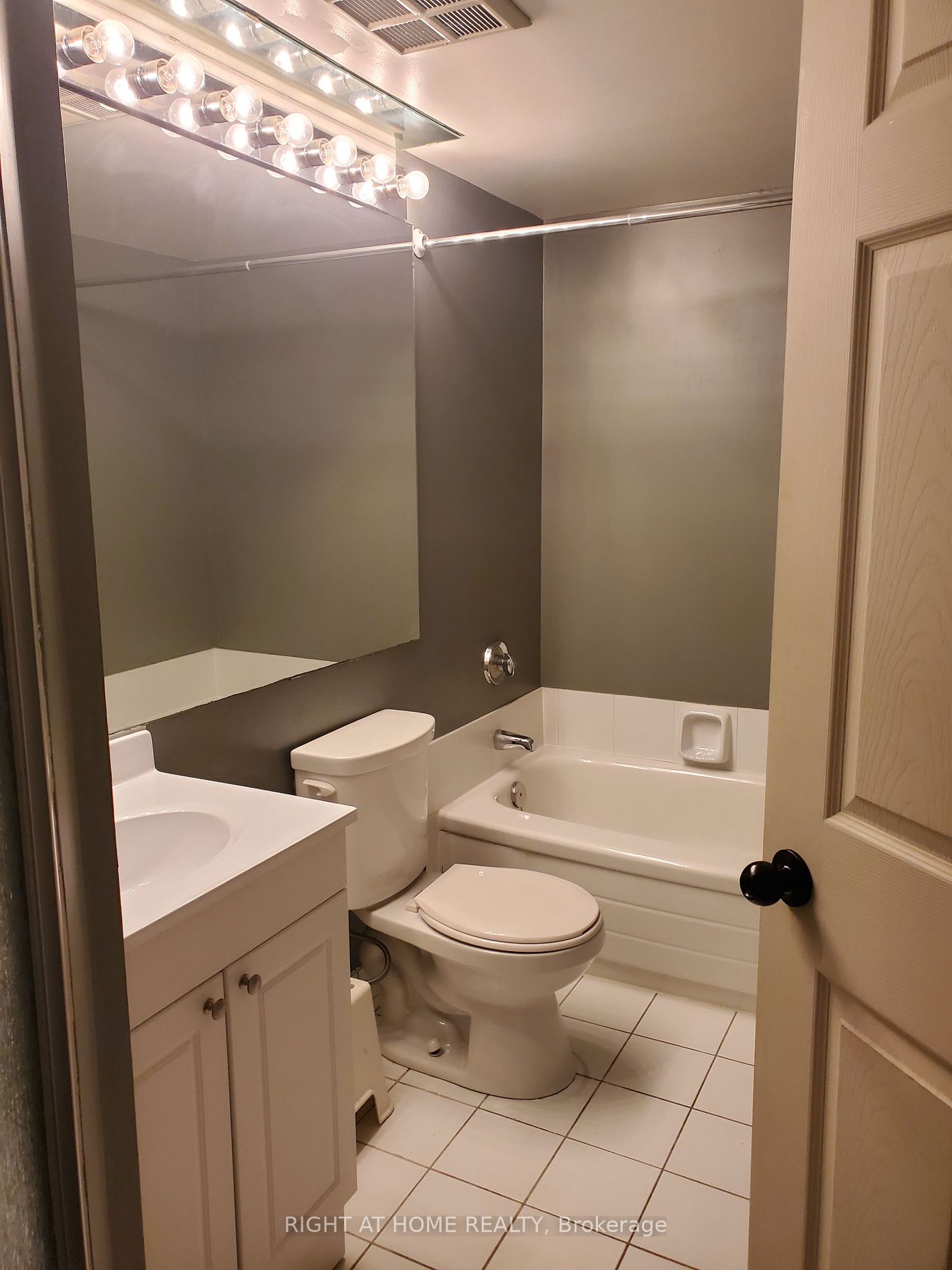 24 W Wellesley St 317