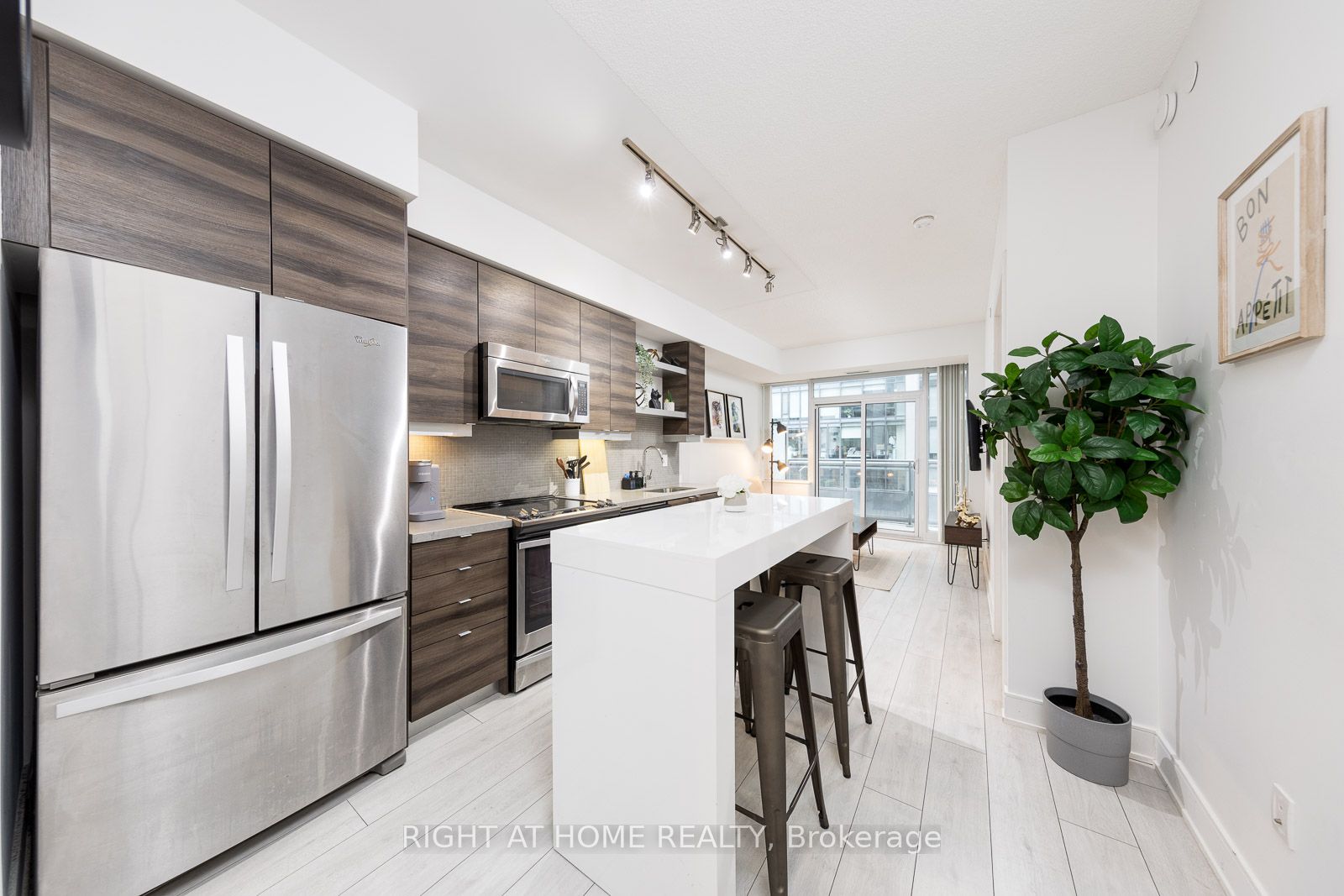 525 W Adelaide St 932