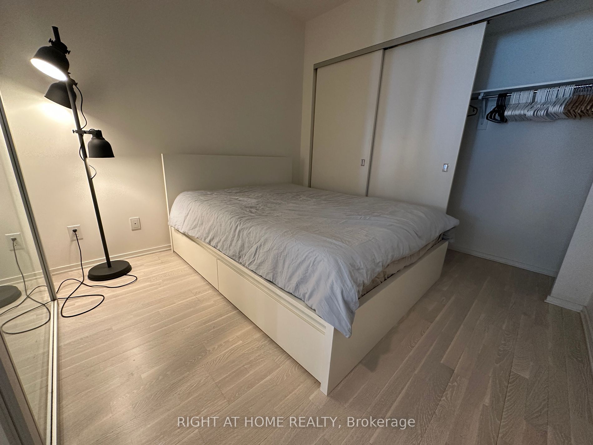 1 E Bloor St 5907