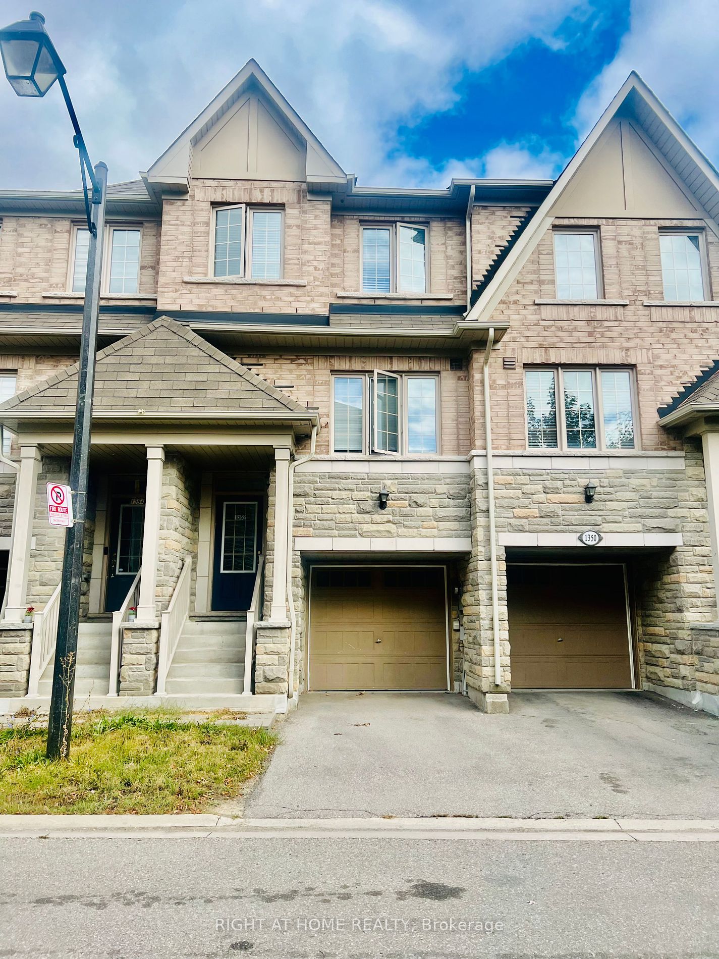 1352 E Granrock Cres
