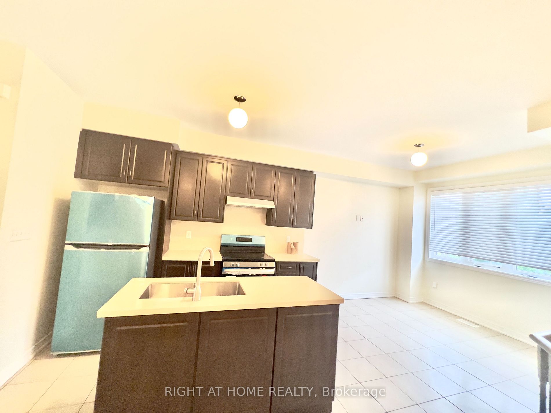 1352 E Granrock Cres