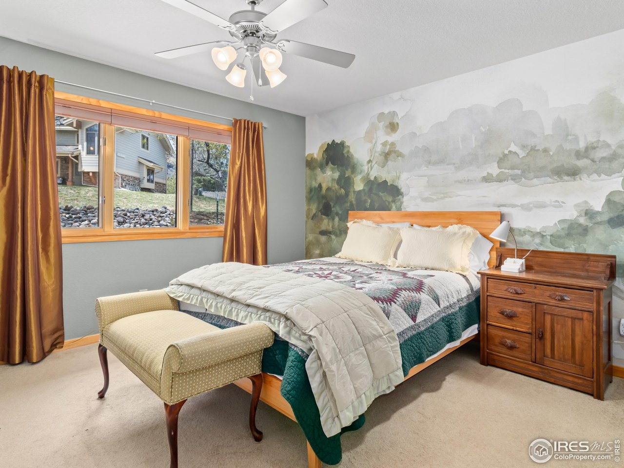 Well-maintained end-unit condo in the sought-after Vista Ridge community. This bright and open floor plan features large windows, hardwood floors, quartz countertops, new refrigerator and dishwasher, gas fireplace, and forced-air heating. Enjoy outdoor living with a covered front porch and private back patio. Paved sidewalks throughout the neighborhood and just steps to the local bus stop. Quiet and comfortable setting-ideal for full-time living or a mountain getaway.