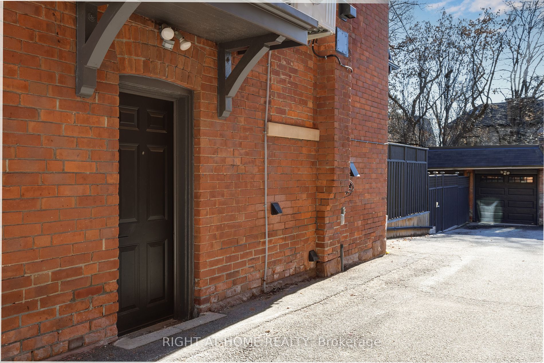 27 E Woodlawn Ave