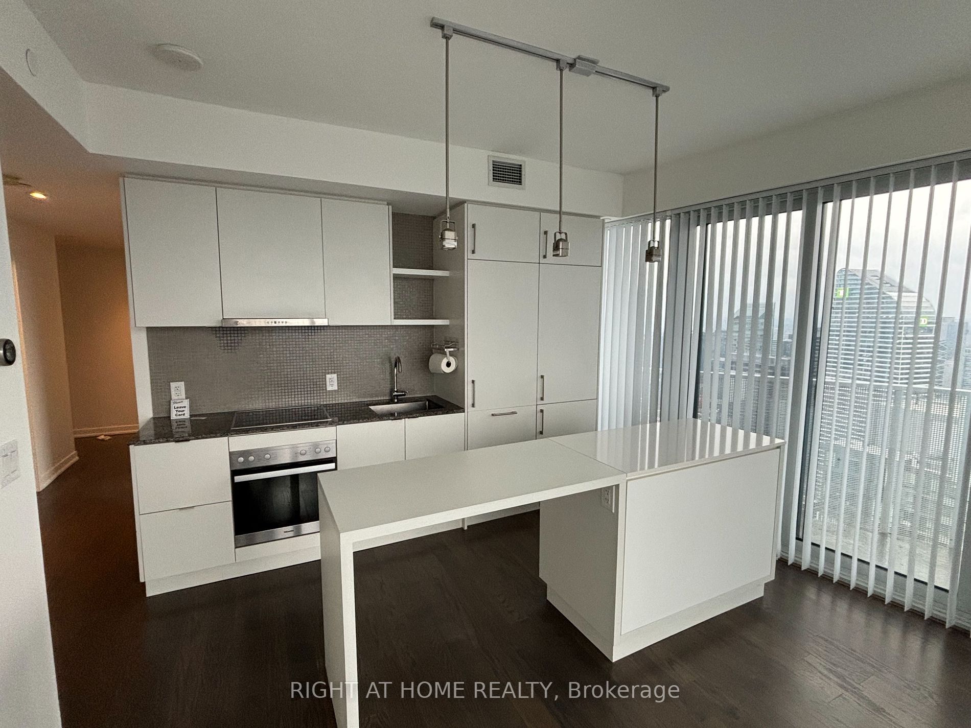 100 Harbour St 6704
