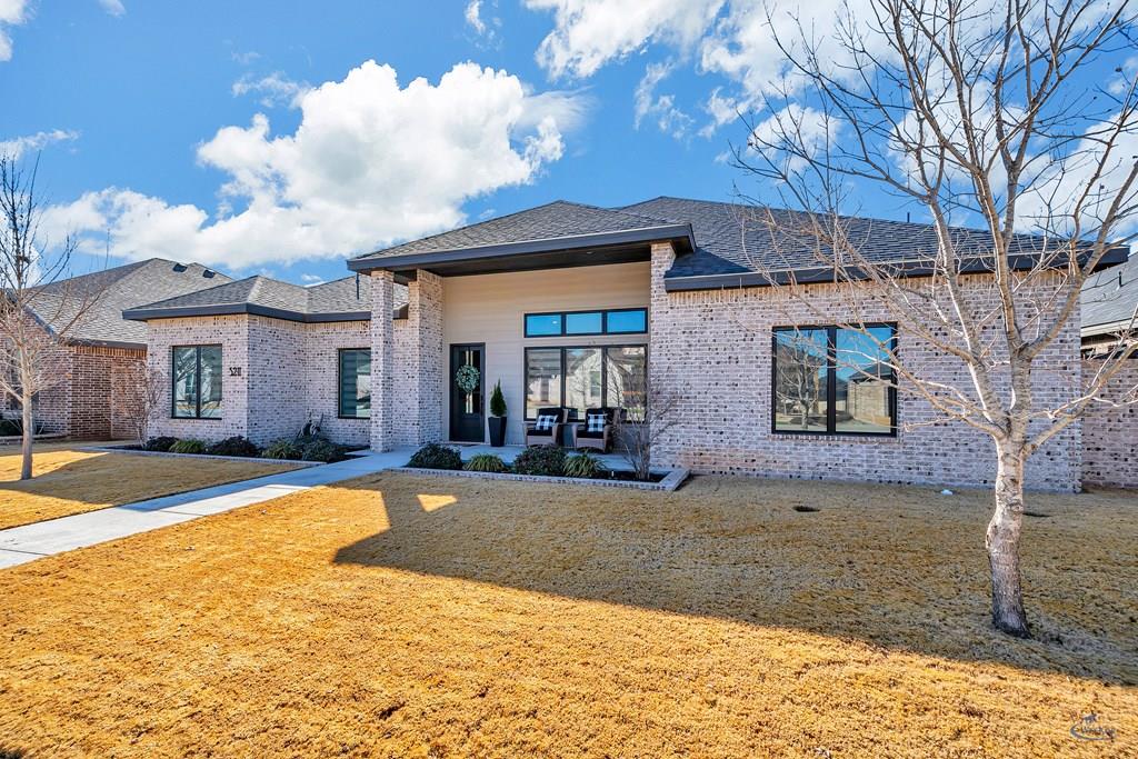 SPECTACULAR ASHINGDON HOME IN GREATHOUSE! ELEGANT LUXURY AMENITIES WITH CUSTOM FINISHES THROUGHOUT! OPEN FLOOR PLAN WITH AMAZING ENTERTAINING SPACES. SOARING CEILINGS! LARGE WINDOWS OFFERING PICTURESQUE VIEWS OF BEAUTIFUL BACKYARD FROM LIVING AREA! STAINLESS APPLIANCES, QUARTZ ISLAND, ELEC. SHADES, MUD BENCH, UTILITY SINK, 75-GAL. WATER HEATER, OVERSIZED GARAGE! SPACIOUS PRIMARY SUITE WITH BATHROOM HAS LG.  WALK-IN SHOWER. ROOFLINE WITH FOAM INSULATION (6 INCHES AND R21)& BLOWN FIBERGLASS OPTIMA (3.5 INCHES AND R15 IN EXTERIOR WALLS). STATELY CURB APPEAL! ELEGANT LIFESTYLE! IMMACULATELY KEPT!