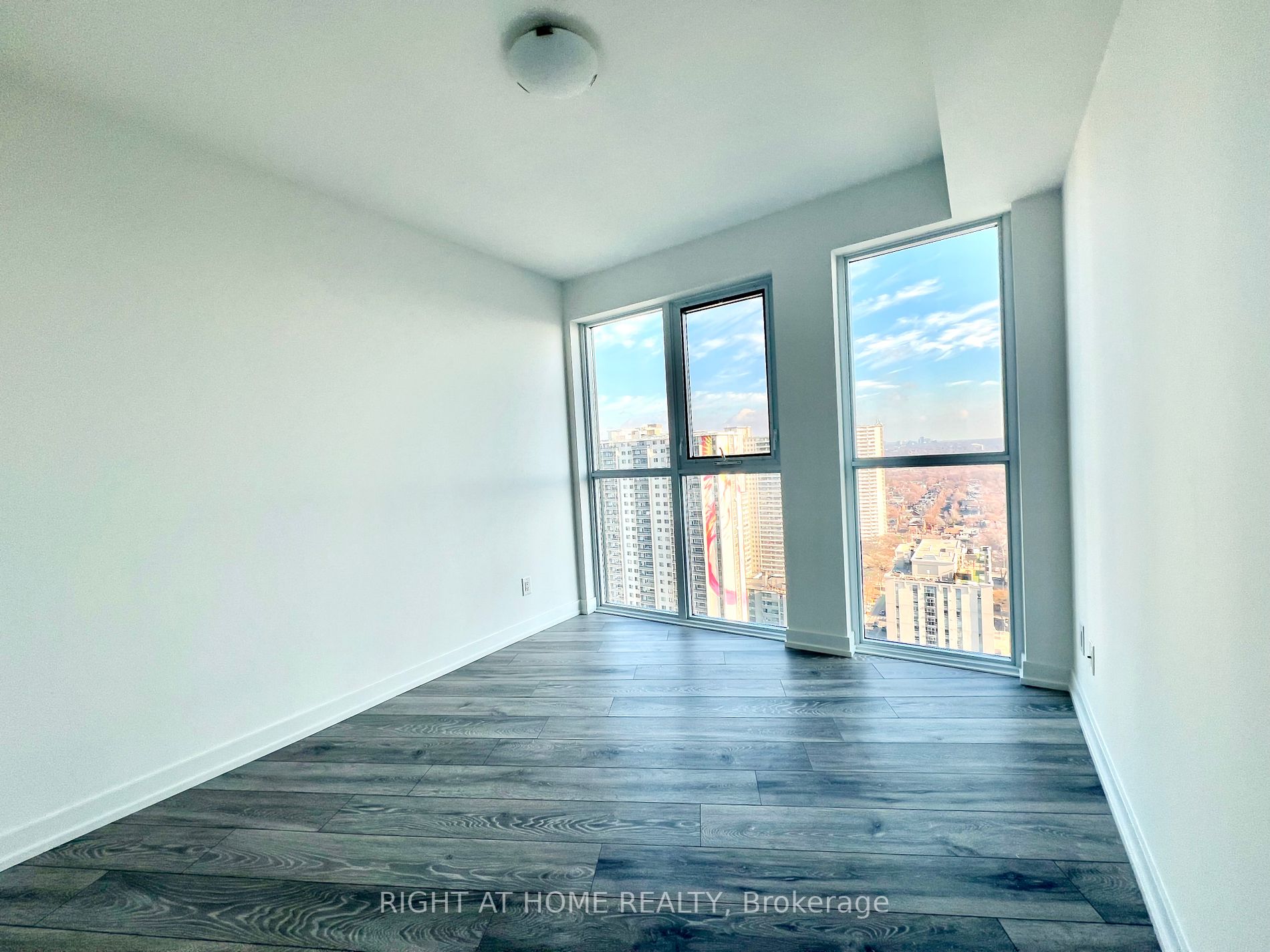 159 E Wellesley St 2404