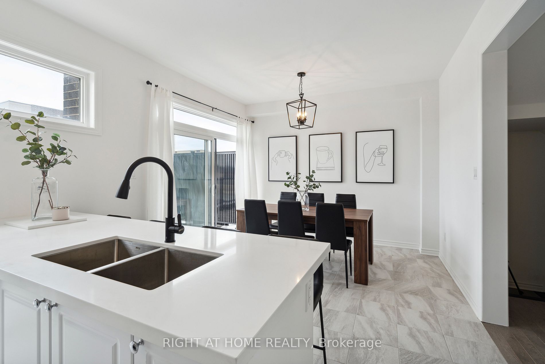 2495 Littlefield Cres