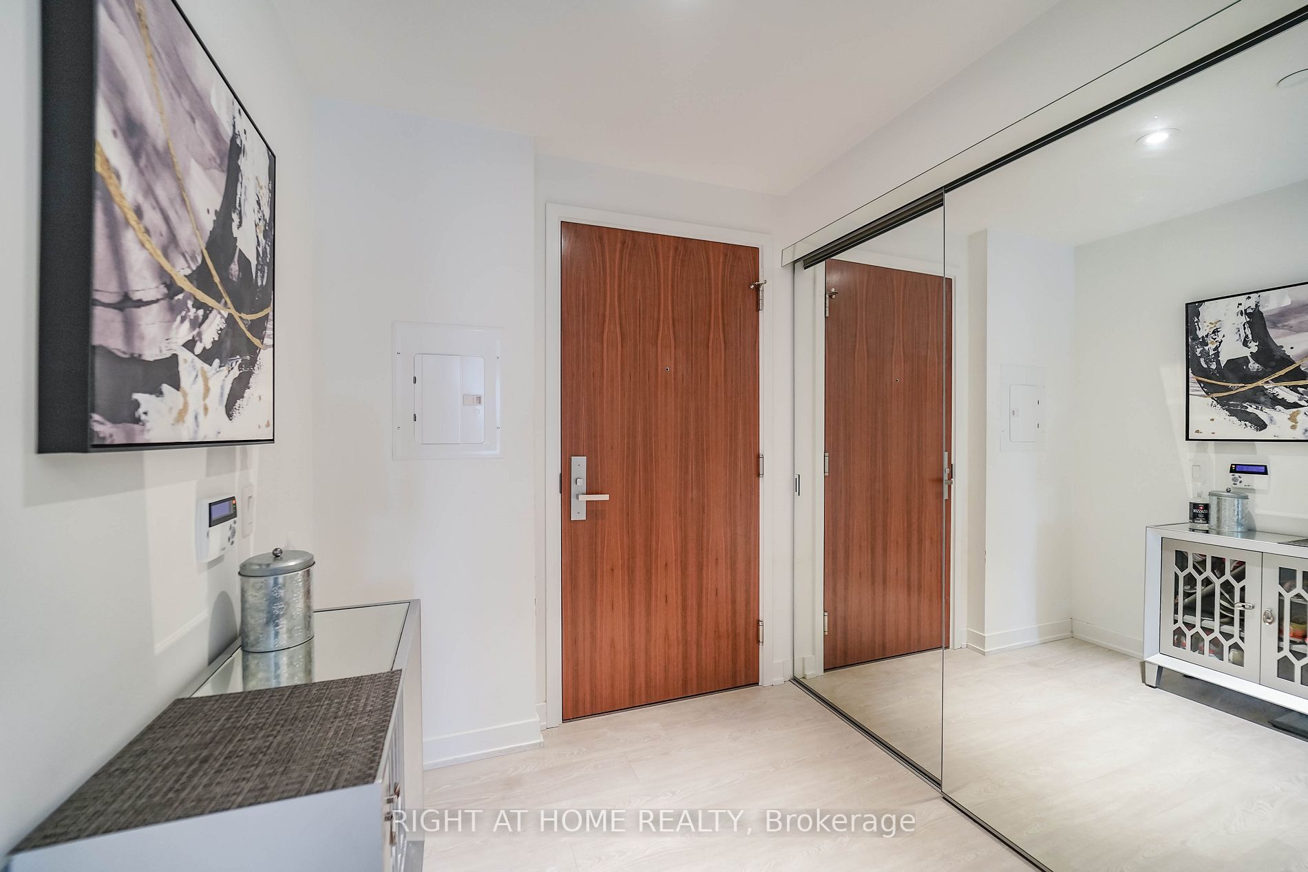 15 E Queens Quay 707
