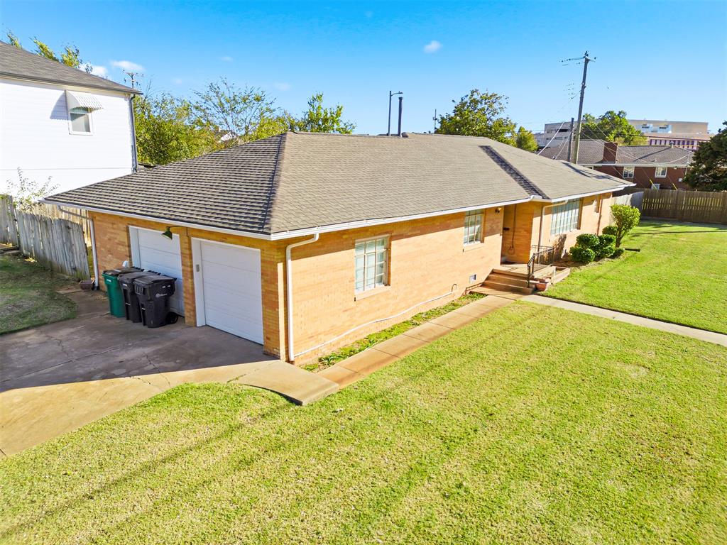 Come see this charming midcentury gem! Home is in the historic Venice neighborhood which is central to many popular OKC attractions and restaurants. It has restored original hardwood flooring, new paint throughout and original mid century bathrooms.