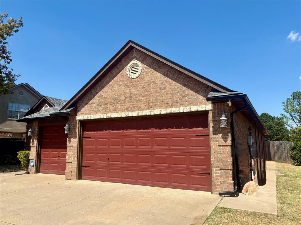 Spacious 4-Bed, 2.5-Bath Home for Lease in Edmond, OKThis well-maintained home offers a comfortable layout, functional living spaces, and a great location for anyone looking for convenient Edmond living. Four bedrooms, two and half bathrooms plus an office/formal dining. Fully fenced yard and a 3 car garage.