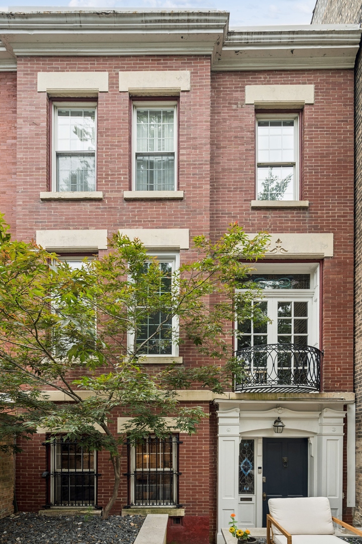 OSCAR MAYER SCHOOL DISTRICT! WALK TO ARMITAGE ST, MULTIPLE PARKS & ALL THAT LINCOLN PARK HAS TO OFFER FROM THIS RENOVATED ALL-BRICK/EXTRA-WIDE (19' WIDE INTERIOR) 3BD+FAM RM/1.1BA MAGAZINE-CALIBER MASTERPIECE W/A CHARMING VINTAGE FACADE, ORIGINAL DETAILS THROUGHOUT (EG, ORIGINAL STAINED GLASS & FIREPLACE MANTLES),TRIPLE PANE WINDOWS ON REAR OF HOME FOR SOUND ATTENUATION & EVERY INTERIOR MODERN UPGRADE/CONVENIENCE W/INCREDIBLE OUTDOOR SPACE INCL A BRAND NEW(2023)/PROFESSIONALLY DESIGNED HUGE FRONT PATIO & GREAT DECK OFF OF LARGE LIVING RM W/2 FIREPLACES;CUSTOM BOSCH SS EAT-IN ISLAND KITCHEN W/BREAKFAST BAR & DINING AREA/FAMILY ROOM W/ADDITIONAL FIREPLACE;SOUGHT-AFTER 3BD ON 2ND FLOOR & SPA-CALIBER BATHS & PROFESSIONALLY ORGANIZED CLOSETS T/O & CONVENIENTLY LOCATED LAUNDRY ON MAIN LEVEL;NEW FRIDGE (2024);NEW WATER HEATER (2022);NEW W/D (2022);NEW DISHWASHER (2022);NEW FURNACE (2023);NEW AC (2016);NEW TEAR OFF ROOF (2012);RECENTLY TUCKPOINTED & HEATING COILS IN GUTTERS;PARKING INCLUDED!