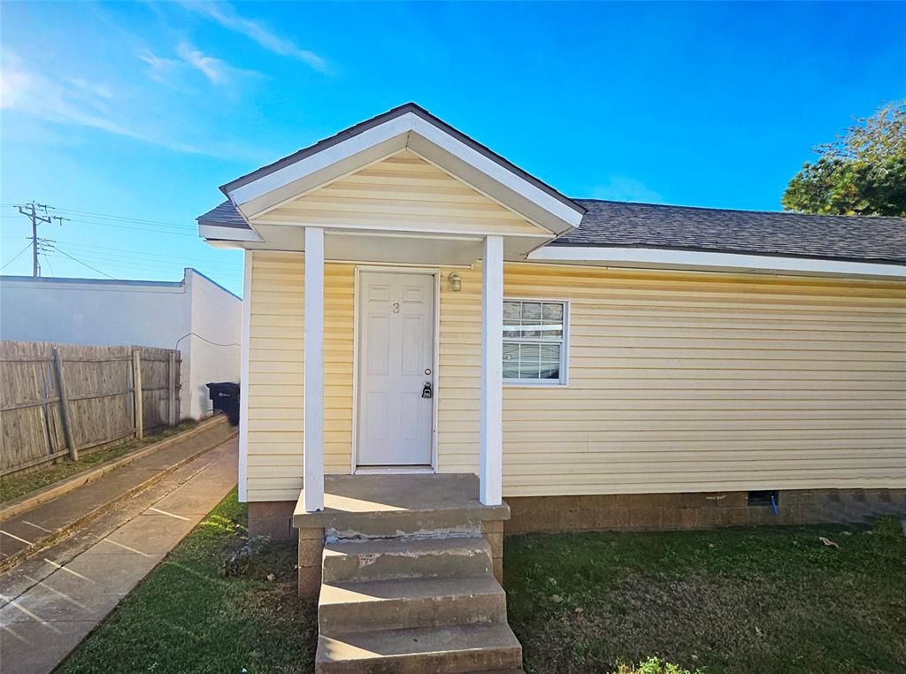 Are you looking for something quaint and small for yourself? Look no further. You are basically in the middle of town, close to the Paseo, Midtown and Arts Districts. This cute little one bedroom has a refrigerator, stove, air conditioners, and lots of closet space. Schedule your showing today! This one won't last long!