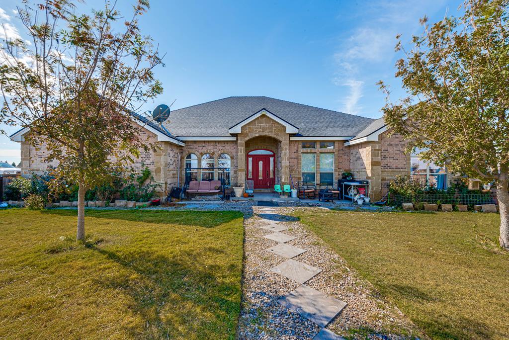 Looking for land to expand your business? Stop looking and check this impressive over 18 acres property with a beautiful house, 30x40 shop, horse stall, 7 RV hookups and NO restrictions. The possibilities here are endless. Book your showing today!!