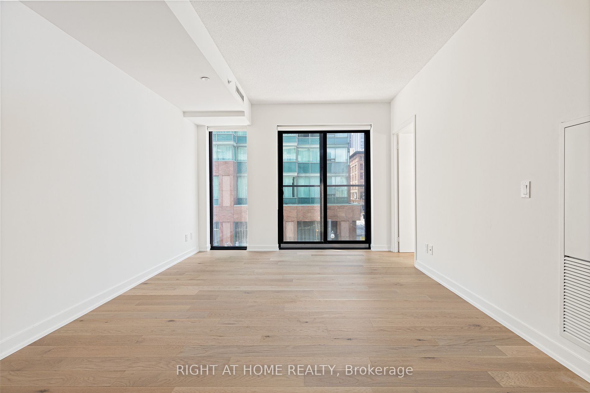 25 E Richmond St 315