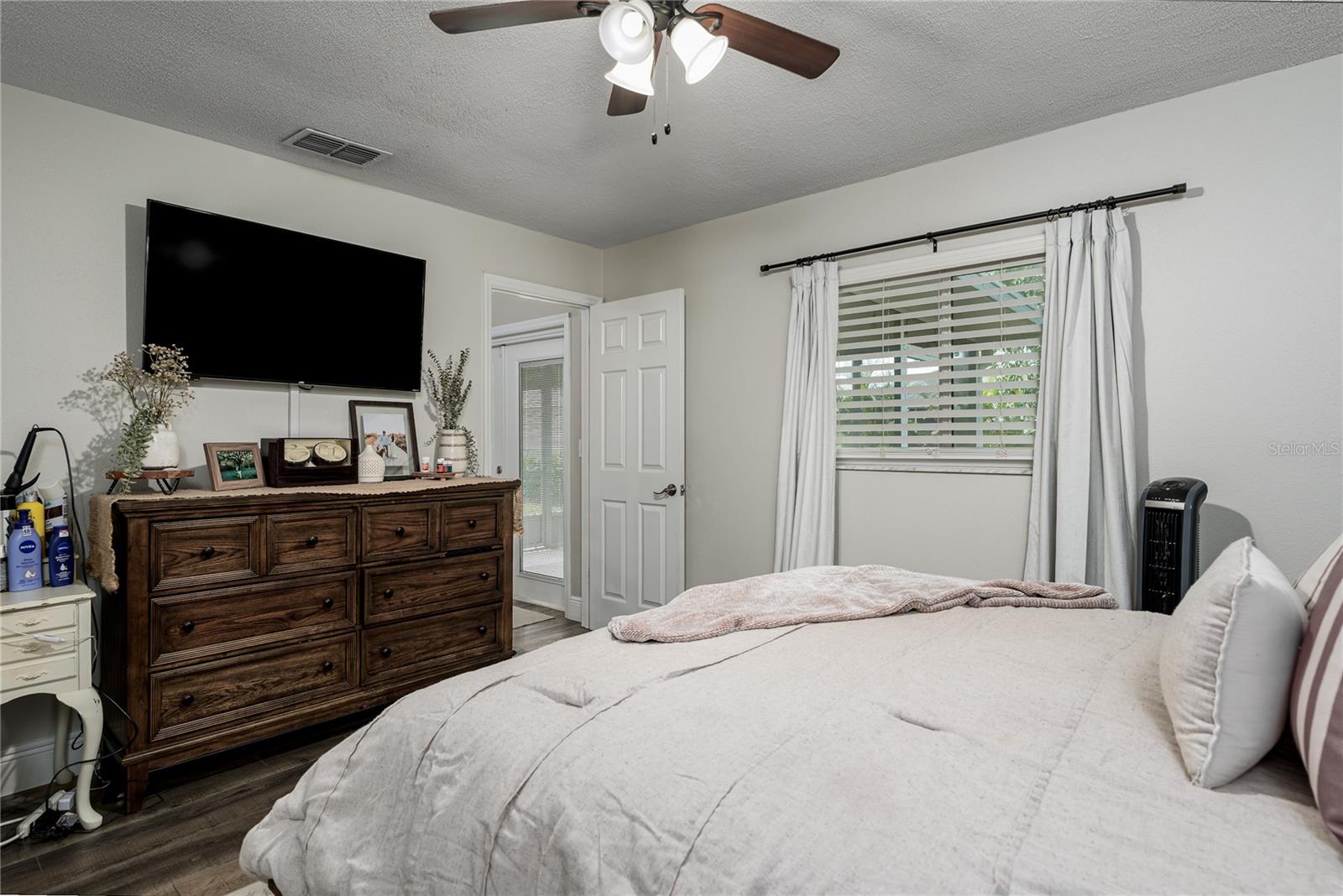 327 43rd Street Boulevard W