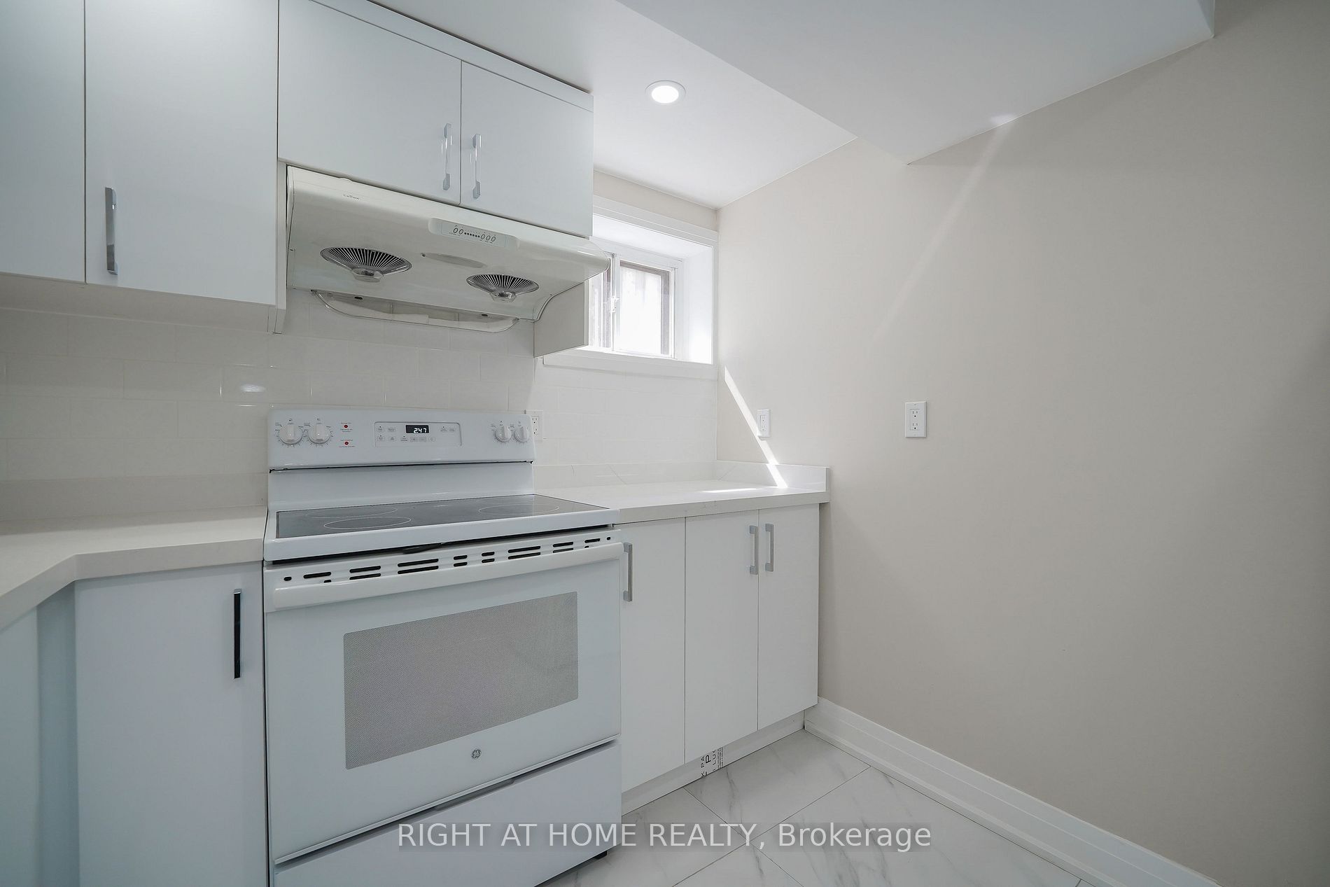 50 Coral Harbour Cres Unit B