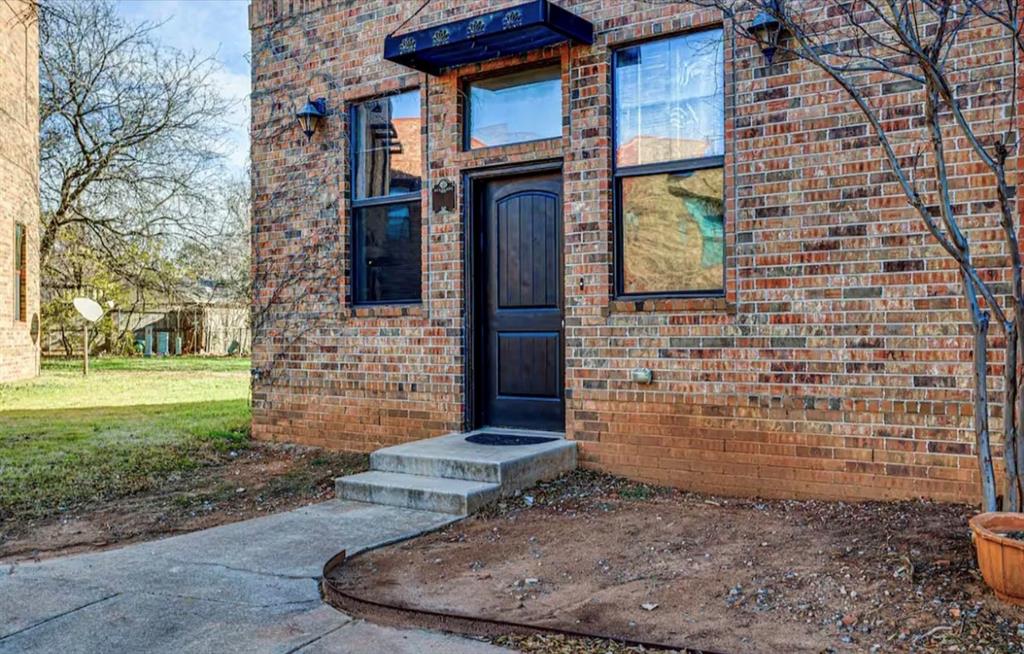 This industrial-style fully furnished townhome seems to offer a versatile living space that is well-suited for roommates or families. With 3 large bedrooms and 2.5 bathrooms, there's likely enough room to accommodate the needs of multiple occupants comfortably. The spaciousness of the bedrooms suggests that each resident would have their own private space, which can be particularly appealing for roommates or family members who value their individual areas.The townhome's industrial style may feature elements such as exposed brick, metal accents, and an open layout, giving it a modern and trendy feel. This kind of design can create a unique and visually interesting environment that stands out from more traditional styles.