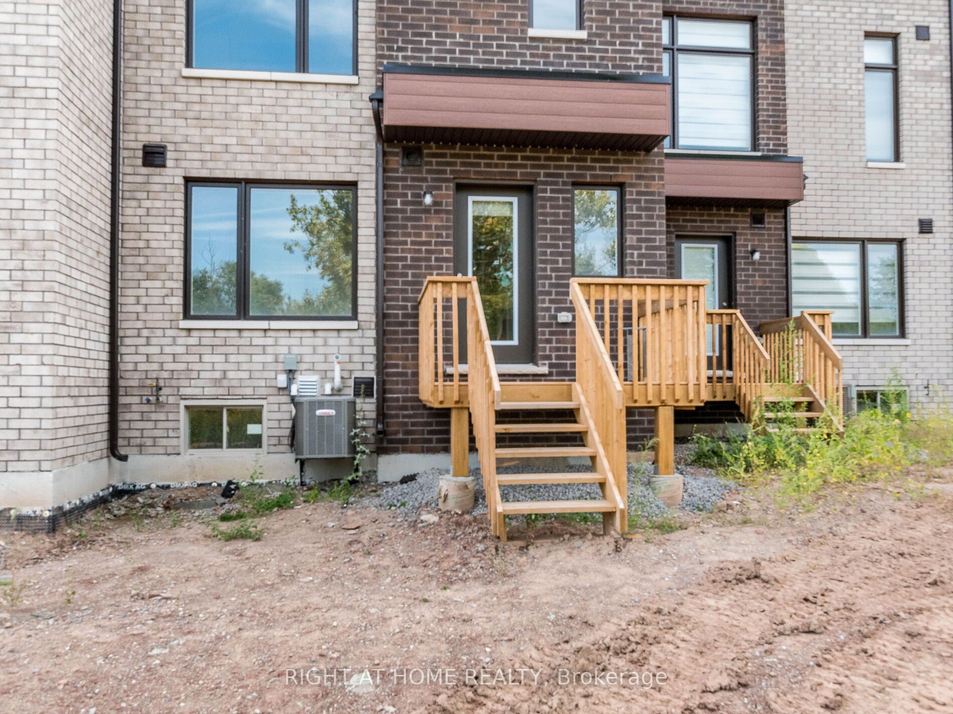 41 Queenpost Dr