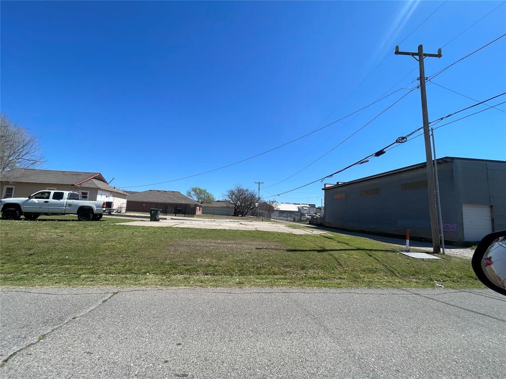 THIS IS VERY OLD HOME. OWNER IS LIVING THERE BUT JUST OLD HOME.WE THINK THE LOTS ARE WORTH SOMETHING. MAY BE ZONED COMMERCIAL MAYBE.  GREAT PLACE TO BUILD A DUPLEX,  TRIPLEX, OR FOURPLEX.