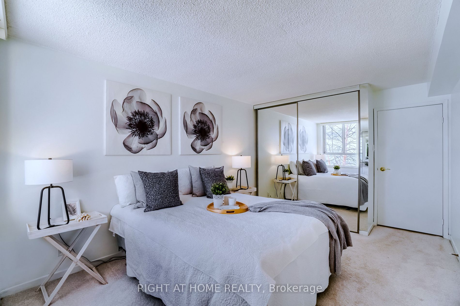 5280 Lakeshore Rd 207