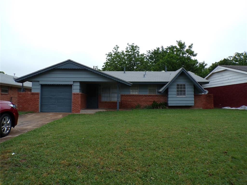 Excellent investment property or starter home. Exterior freshly painted, Close walking distance to small park for children, Easy access to all Moores amenities.  Easy to show use showing assist and go.