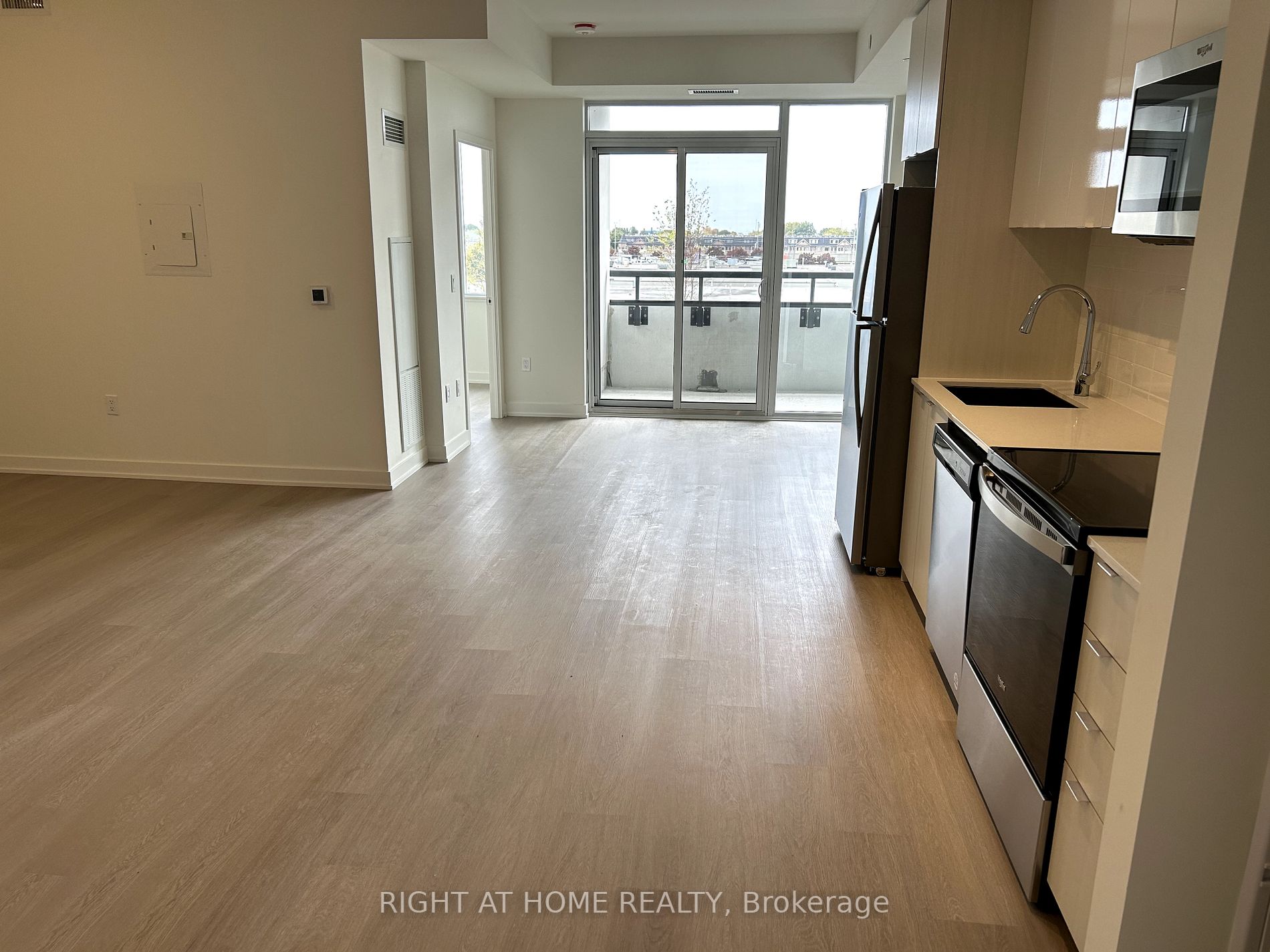 859 The Queensway N/A 311