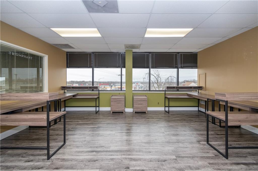 8320 N Oak - 222 Trafficway